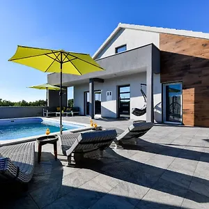 https://luxurious-villa-natali.hotelinzadar.com
