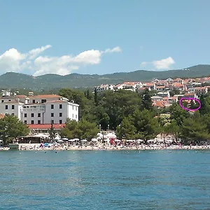 https://loredana-apartments.primorje-gorskikotar.com